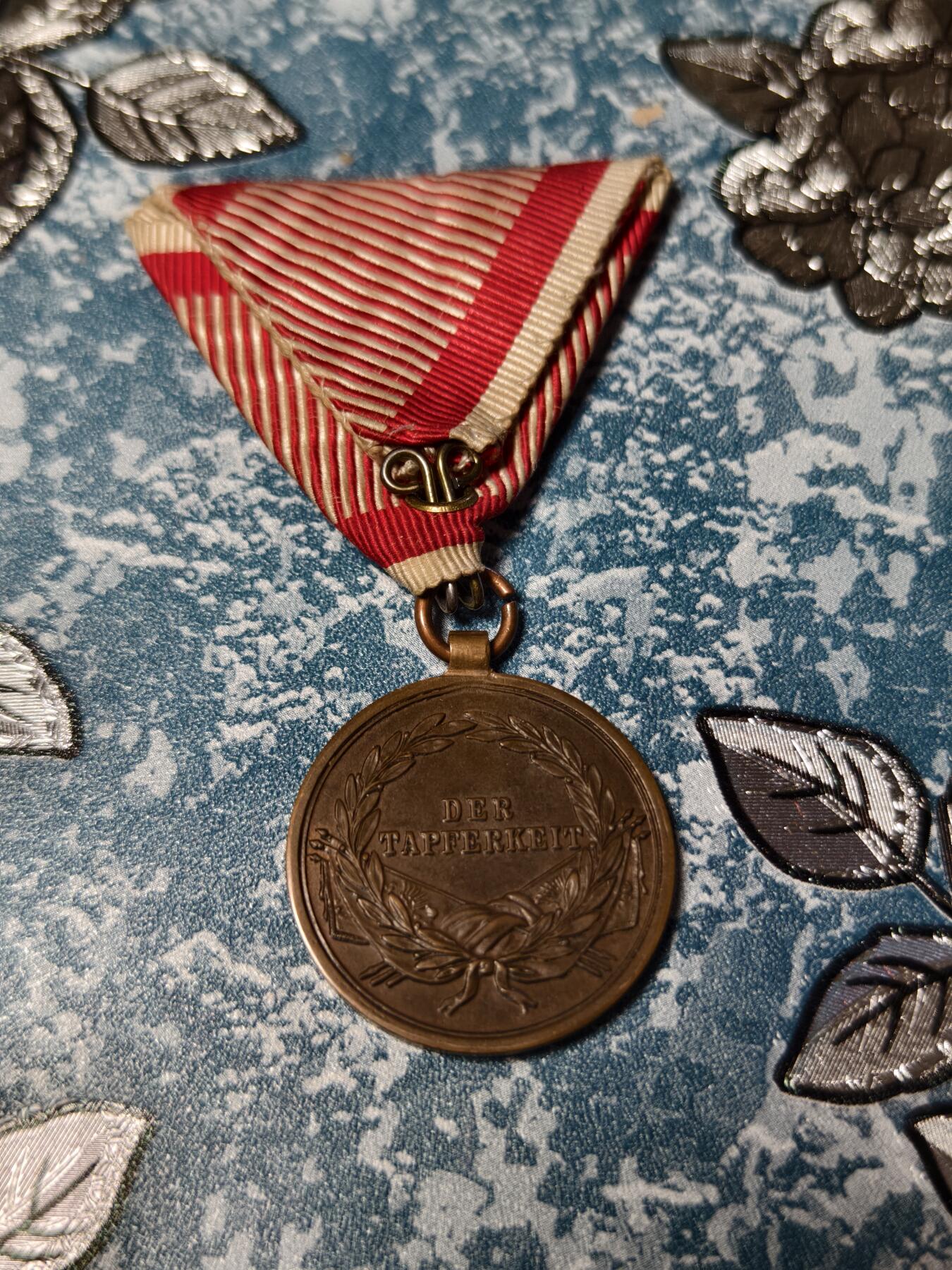 抚柳草堂-第十八期章牌钱币  奖章勋章限时免佣 满百包邮 放漏专场 奥匈帝国勇敢奖章（Tapferkeitsmedaille  铜级 弗朗茨约瑟夫一世版 此枚勋章见证了奥匈帝国从18世纪到一战末期的军事历史，是中欧地区最具代表性的“勇敢类”勋章之一，也是奥匈帝国勋章收藏的核心品种