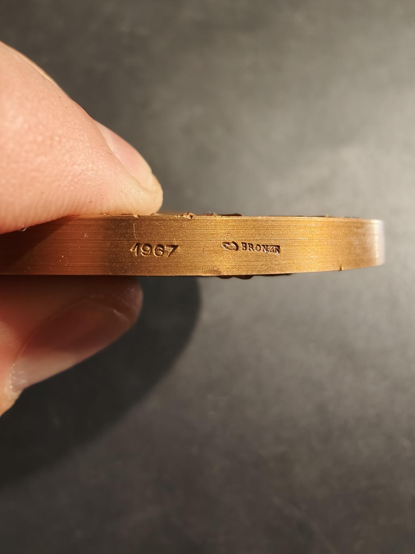 老王徽章第188期 法国乔治拜亚医生大铜章    原盒      乔治·拜亚（1896–1987）是法国著名的医生、二战时期的抵抗战士以及政治家，他曾担任佩皮尼昂地区医师公会首任系主任      直径76mm     重量240.5g