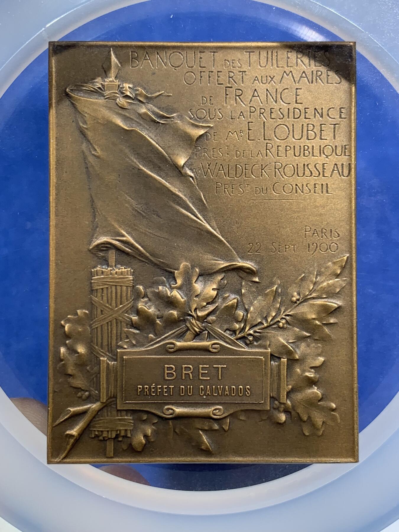 《竞宝斋》第473场 周日，周一 2场连拍 （全场包邮）欢迎送拍 NGC MS65BN 法国1900年杜伊勒里宫铜章，Vernon 经典名作，记录总统晚宴盛景，品相极美，加大加厚盒。