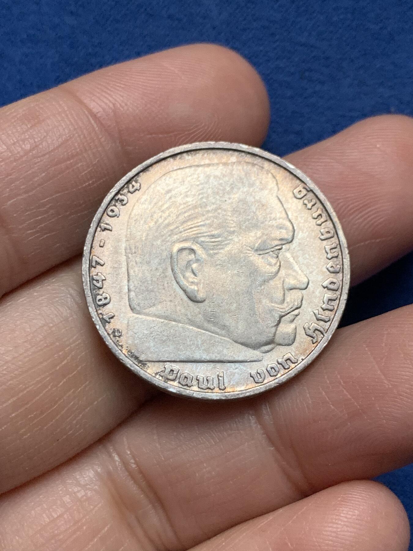 《竞宝斋》第473场 周日，周一 2场连拍 （全场包邮）欢迎送拍 德国 1938D 兴登堡 5马克 带字 银币 整体光度非常好