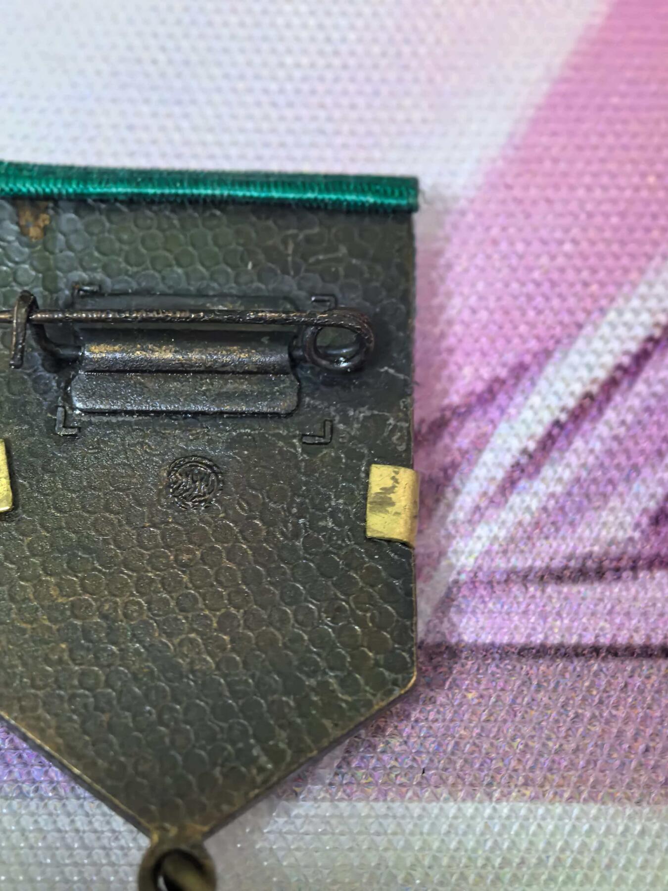 苏联勋章奖章拍卖 本次有亚捏，空军军服，国际运动员等好货 不要错过 3月20日晚上九点结束在麦稀奇 找不到的加我qq或者微信都是184277308备注苏章拍卖。 苏联锦标赛奖章（Чемпионат СССР）蓝色绶带：通常对应亚军（银牌） 绿色绶带：通常对应季军（铜牌）非常漂亮 厂标清晰可见 重量也足