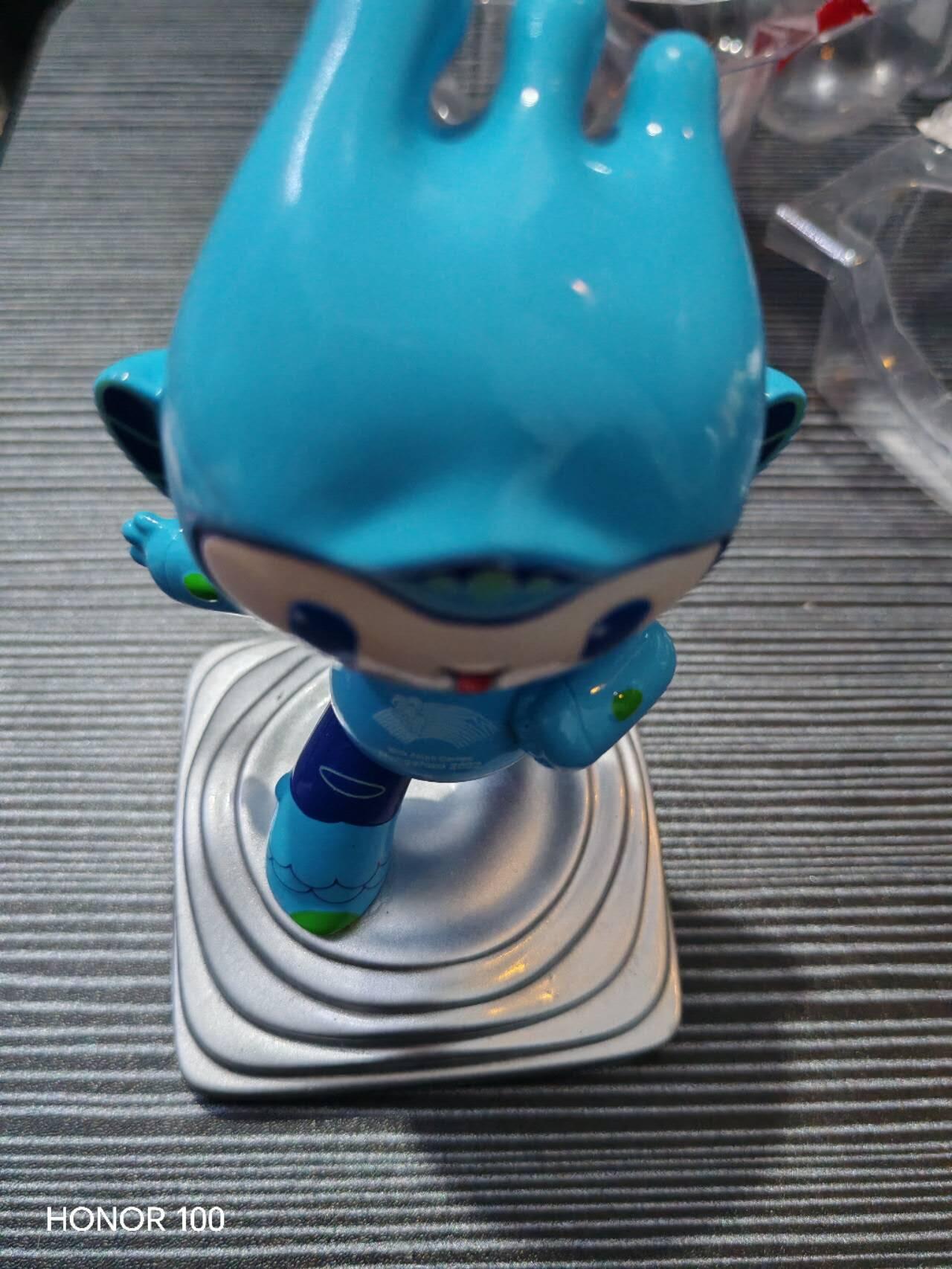 正版盲盒专场 - 名称：宸宸（Chenchen） ​ 很大，- 所属：杭州2022年第19届亚运会吉祥物（与琮琮、莲莲合称“江南忆”） ​ - 设计原型：以京杭大运河的拱宸桥为灵感，代表大运河文化 ​ - 材质：PVC 材质，表面为亮面质感