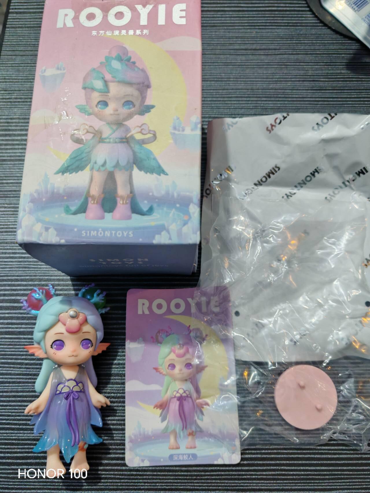 正版盲盒专场 这是 SIMONTOYS 出品的「ROOYIE（箩伊）东方仙境灵兽系列」盲盒手办，你拆出的款式是 深海鲛人。
