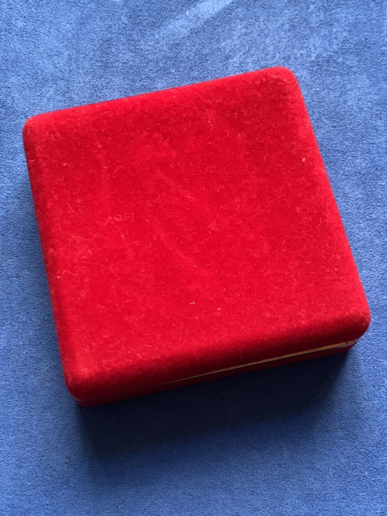 《竞宝斋》第473场 周日，周一 2场连拍 （全场包邮）欢迎送拍 1997年庆祝香港回归北京牛年灯会纪念章，47.6克，49.6mm，镀金状态，精美带盒。