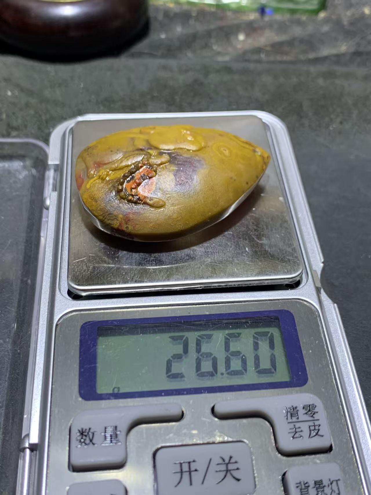 精美亚光冰飘糖心料战国红玛瑙手工雕刻玉兔吊坠一个，