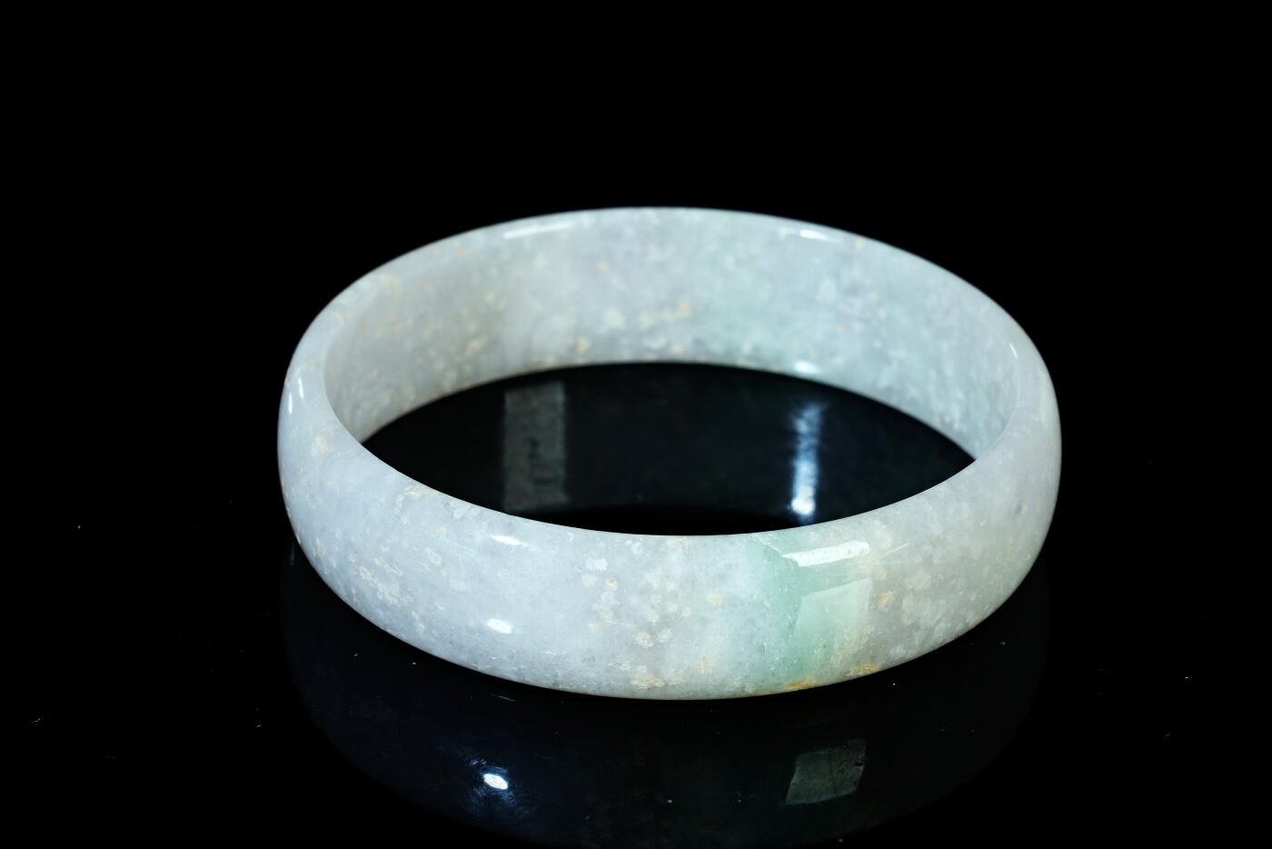 上海都达杂项专场五十八【全场包邮】  天然冰种飘绿翡翠（A货）宽手镯 附鉴定证书93-16