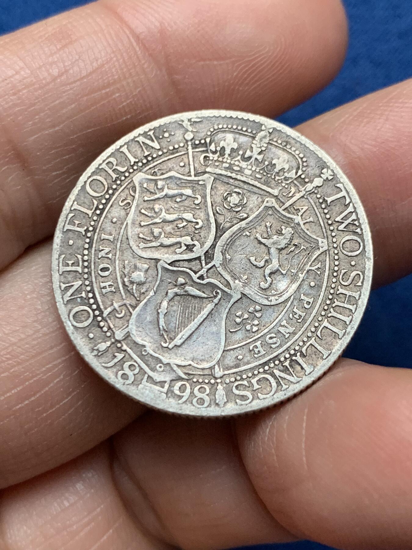 《竞宝斋》第473场 周日，周一 2场连拍 （全场包邮）欢迎送拍 英国1898年维多利亚披纱2先令银币