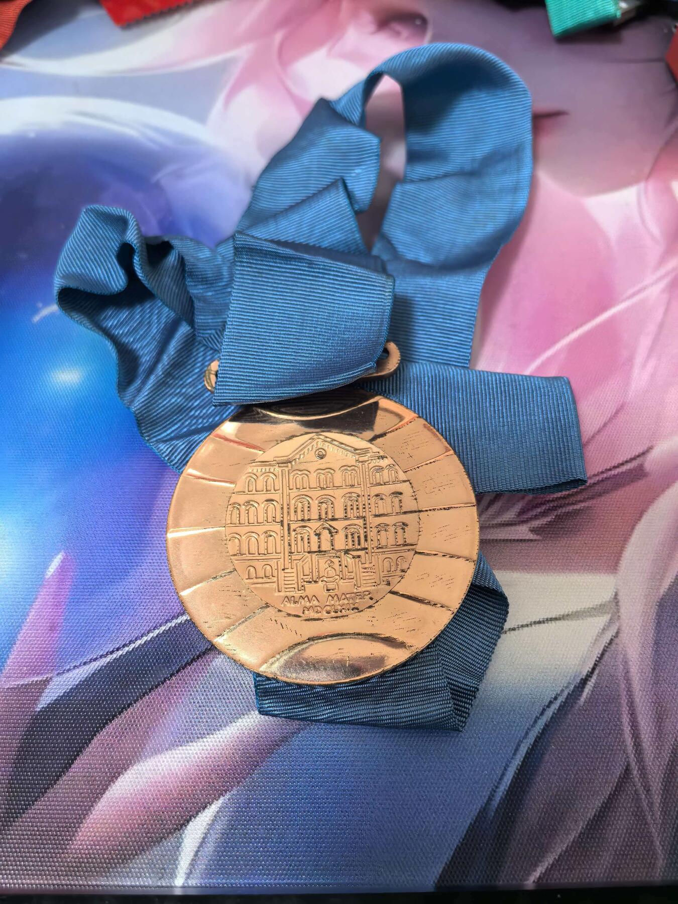 苏联勋章奖章拍卖 本次有亚捏，空军军服，国际运动员等好货 不要错过 3月20日晚上九点结束在麦稀奇 找不到的加我qq或者微信都是184277308备注苏章拍卖。 1987年萨格勒布世界大学生运动会铜质奖牌 这枚为莫斯科大学定制版铜牌 挺少见的 重量接近150克 国际市场价值很高 有兴趣的可以自己找下资料