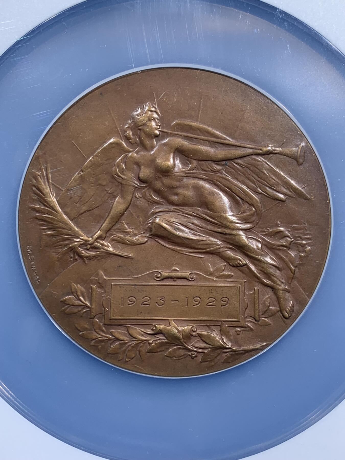 《竞宝斋》第473场 周日，周一 2场连拍 （全场包邮）欢迎送拍 NGC MS63BN 1929年布鲁塞尔葡萄种植清凉奖章，正面：清凉女神张开翅膀，手持丰号角和橄榄枝，象征胜利和丰收。直径：65mm，加大盒封装。