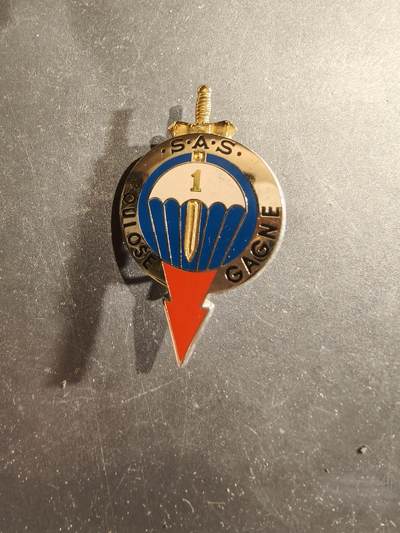 老王徽章第188期 - 法国陆军第1海军陆战伞降团证章     这是法国的一支顶级特种部队，专门从事长期侦察、反恐和人质救援，该部队的传统可以追溯到二战期间与英国SAS 一起服役的两支自由法国伞兵团