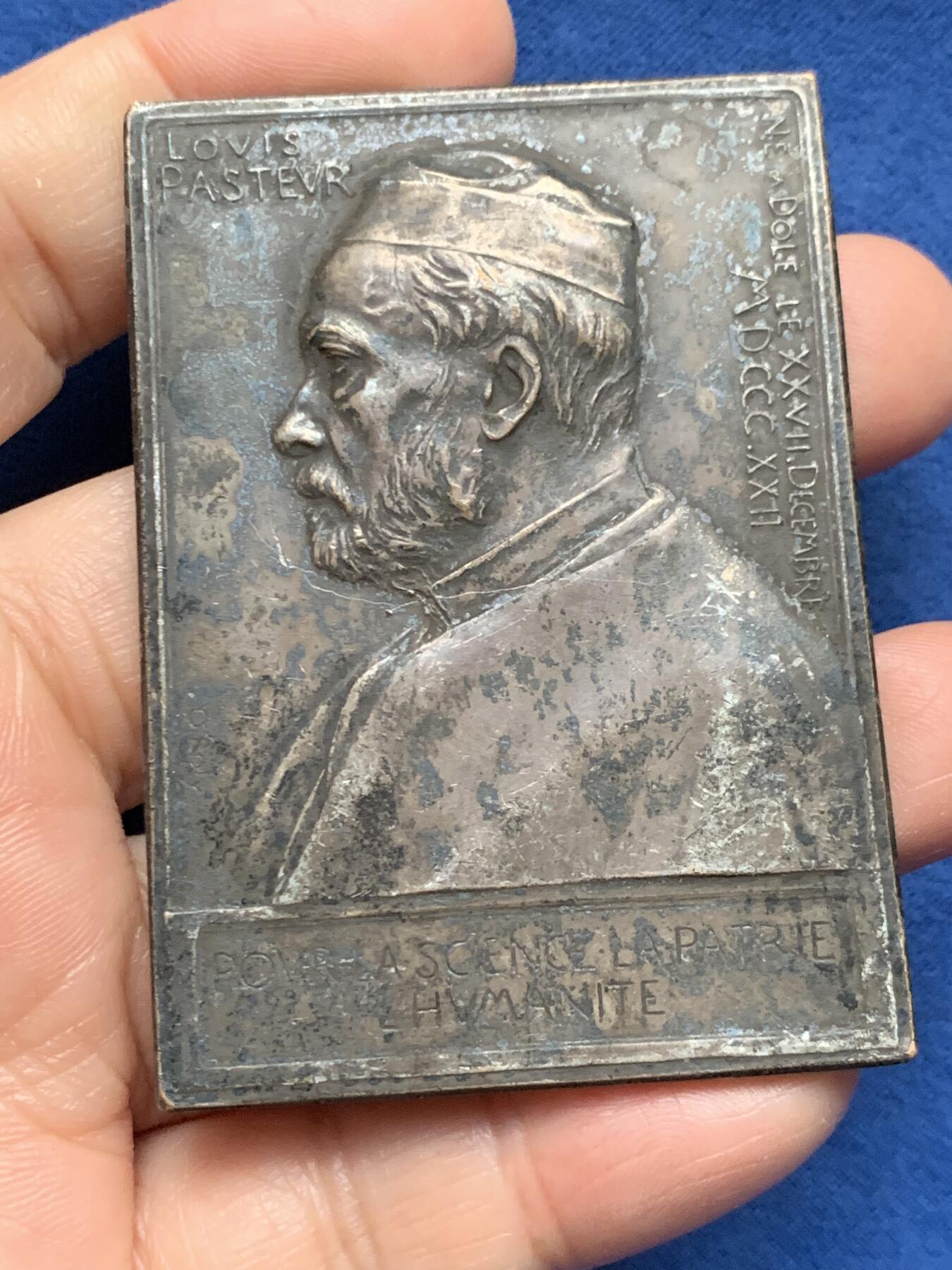 《竞宝斋》第473场 周日，周一 2场连拍 （全场包邮）欢迎送拍 1892年奥斯卡罗蒂作 路易-巴斯德诞辰70周年方型镀银大铜章 73.2克 48*67mm 丰饶角铜标