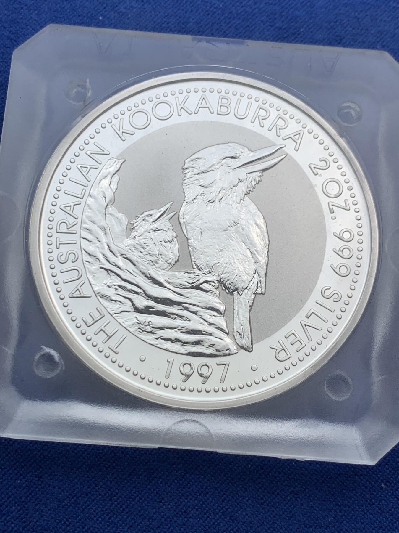 《竞宝斋》第473场 周日，周一 2场连拍 （全场包邮）欢迎送拍 澳大利亚1997年笑翠鸟银币 999银 2盎司 原盒