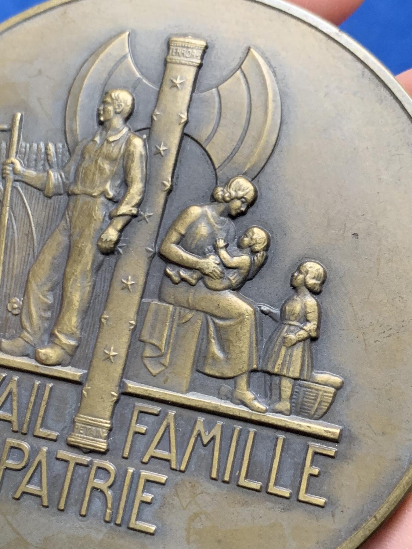 《竞宝斋》第473场 周日，周一 2场连拍 （全场包邮）欢迎送拍 名家Turin作1941年WW2维系法国贝当元帅大铜章 221.4克 76.5mm 丰饶角边铭