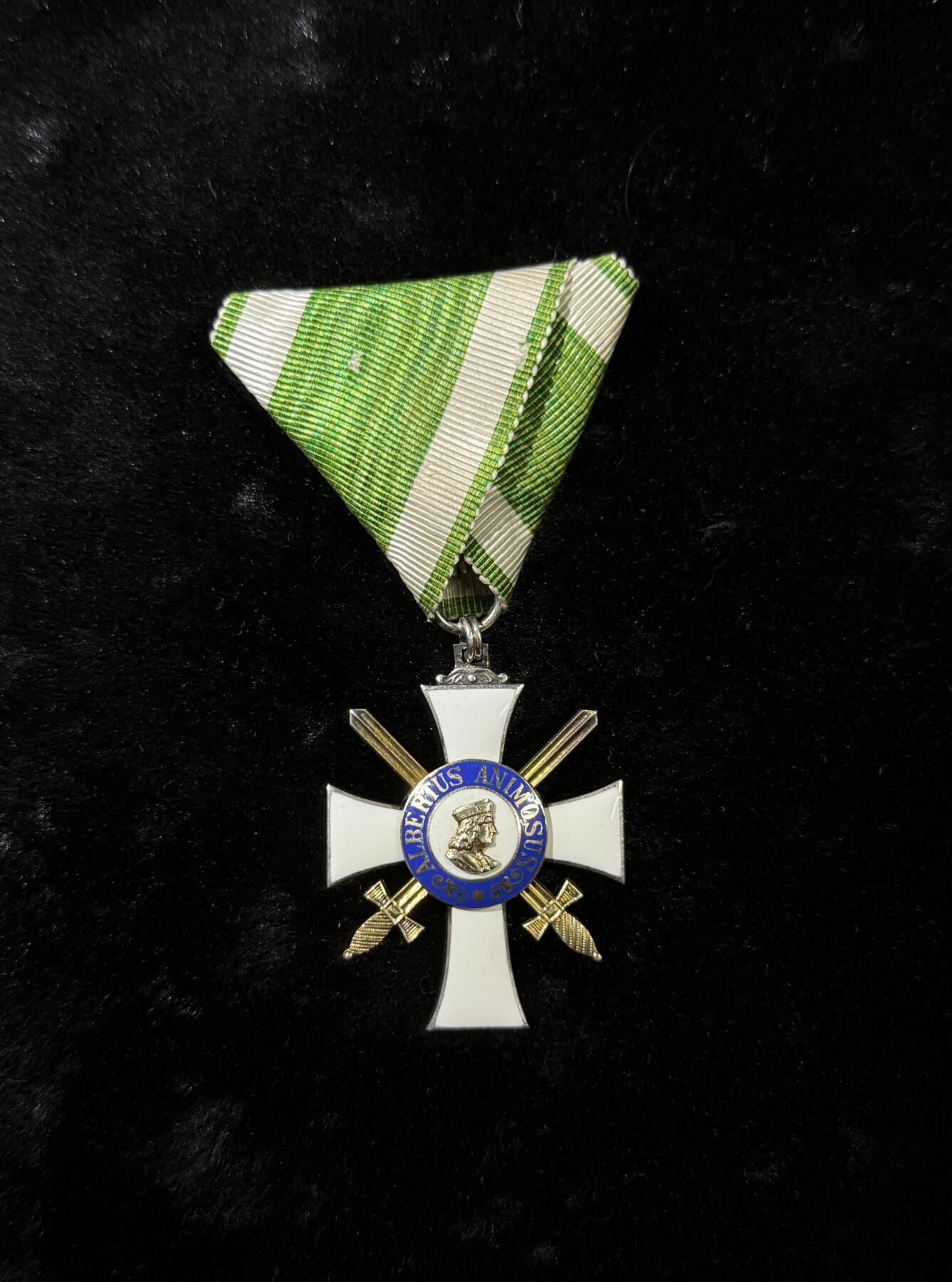 戎马世界章牌大赏，第112期 萨克森王国阿尔伯特勋章，军事版骑士二级，1850年12月31日由萨克森国王Frederick Augustus II设立，以纪念他的前任大公Albert III逝世350周年，1866年因普奥战争增加双剑，授予军事英勇功绩。