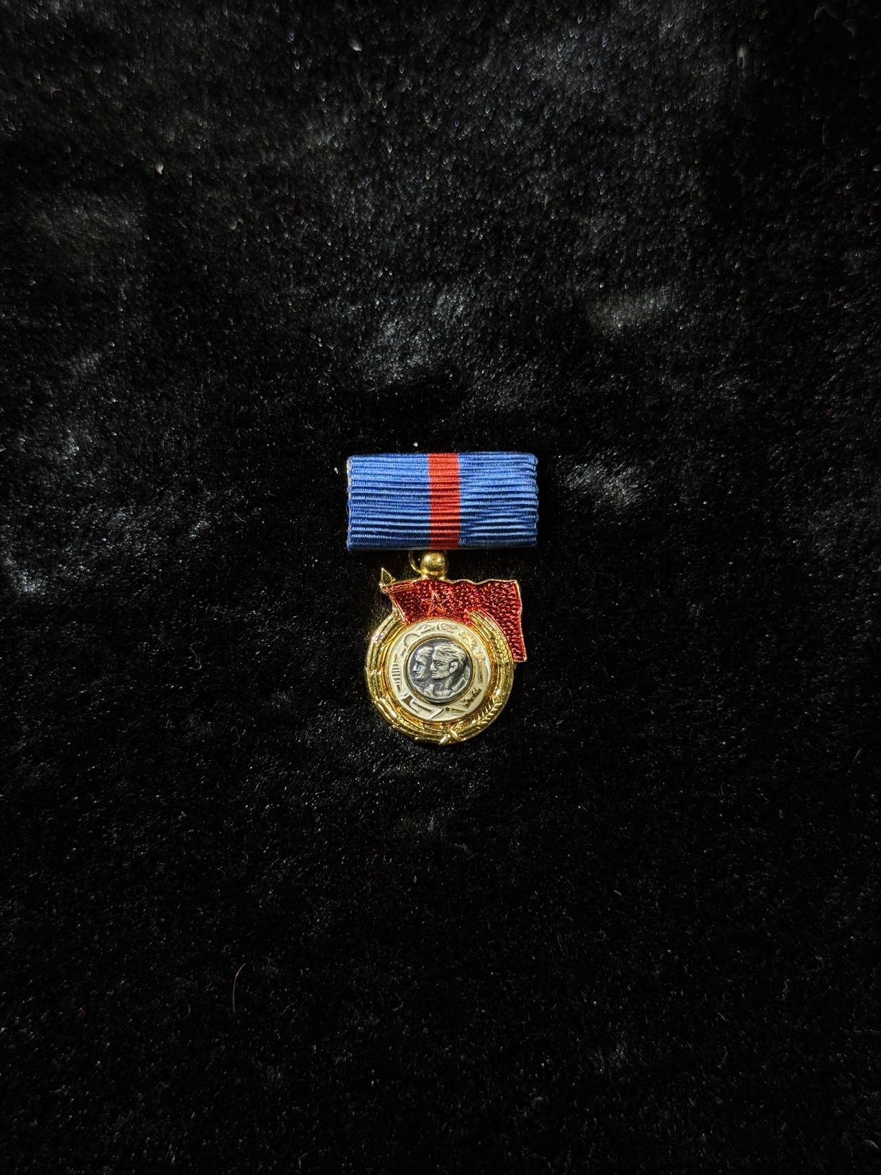 戎马世界章牌大赏，第112期 南斯拉夫一级劳动勋章mini章，非常少见的mini