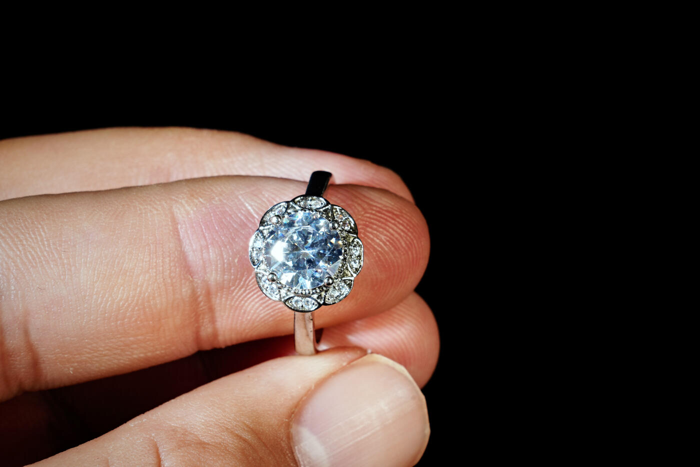 上海都达杂项专场五十八【全场包邮】  天然莫桑钻戒指 附鉴定证书93-75