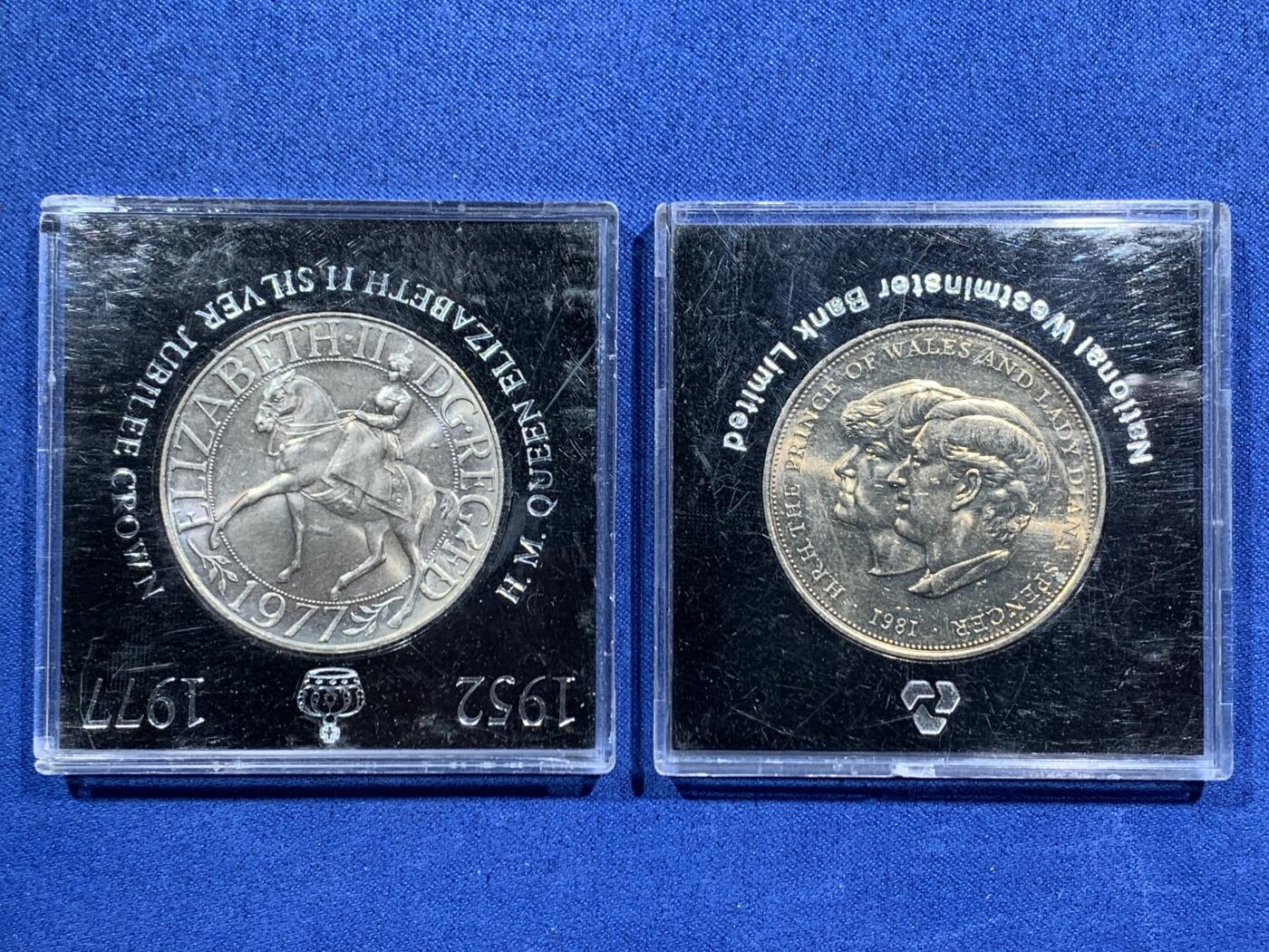 《竞宝斋》第473场 周日，周一 2场连拍 （全场包邮）欢迎送拍 两枚一组 英国1981年戴安娜王妃大婚纪念克朗/1977年女王加冕克朗 原盒包装