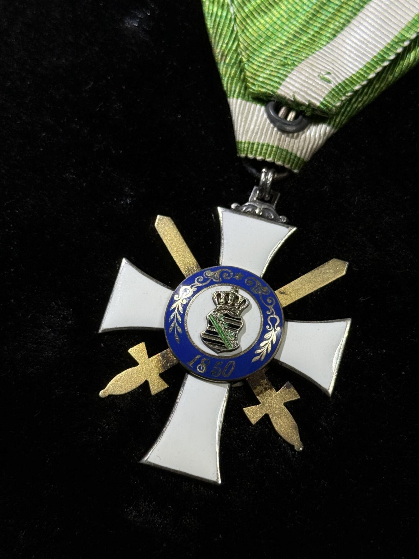 戎马世界章牌大赏，第112期 萨克森王国阿尔伯特勋章，军事版骑士二级，1850年12月31日由萨克森国王Frederick Augustus II设立，以纪念他的前任大公Albert III逝世350周年，1866年因普奥战争增加双剑，授予军事英勇功绩。