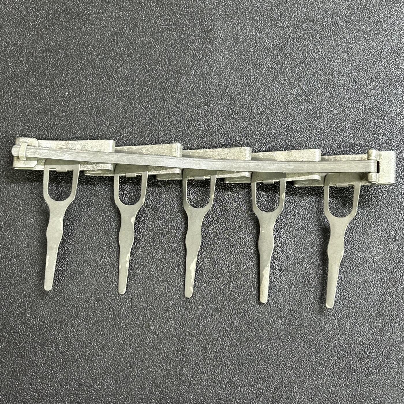 西秦中古拍卖第八十一期  不忘历史·抗战收藏 抗战时期日本5联勋章架 勋章挂板