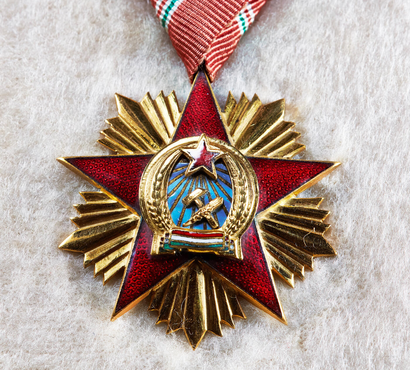 【俄甄集藏】2026年(050)04-01星期三 晚 19:30 全场包邮 匈牙利人民共和国一级共和国勋章，原盒，铜质镀金，局部珐琅，匈牙利人民共和国最高等级勋章，星章直径：70mm，重量：83.5克；挂章直径：43mm，含绶带重量：25克，共发行169枚，该版为1949-1953年早期版