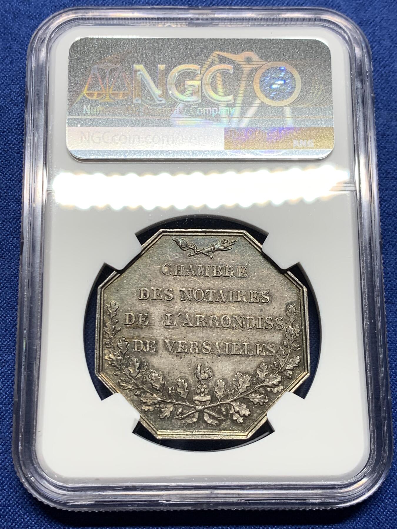 《竞宝斋》第473场 周日，周一 2场连拍 （全场包邮）欢迎送拍 NGC MS61 法国凡尔赛公证人协会银质代币，少见BOW边铭，中央图案为法国国王路易·菲利普一世的侧面头像，头像细节清晰，发丝与冠冕刻画精致，边缘铭文“LOUIS PHILIPPE I ROI DES FRANCAIS”表明其身份。