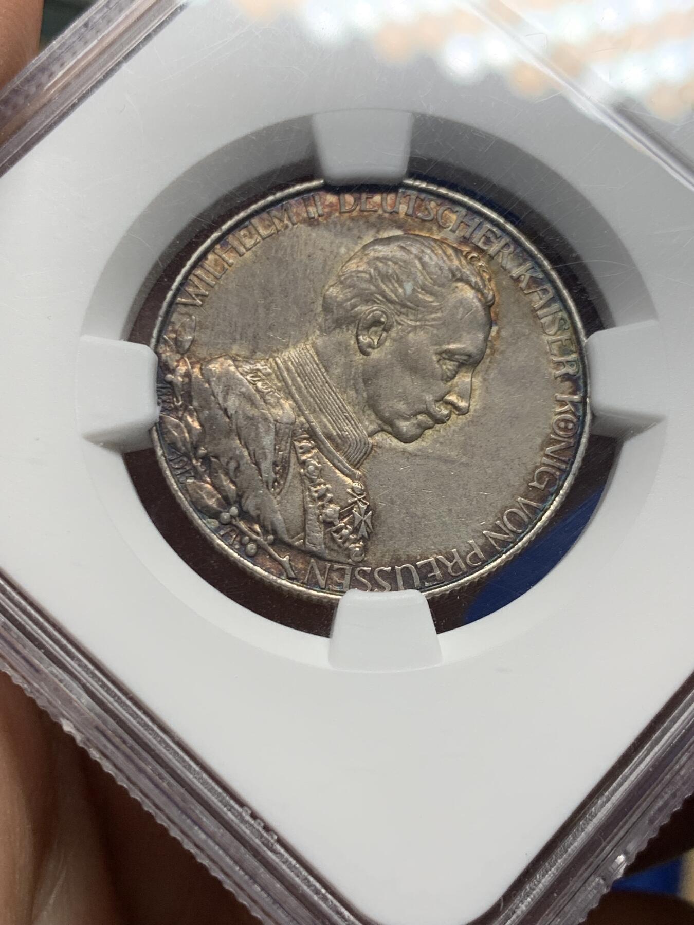 《竞宝斋》第473场 周日，周一 2场连拍 （全场包邮）欢迎送拍 NGC AUD 德国 1913年 威廉二世 军装 2马克 银币，高点都在，细节完整，油画般的重彩包浆