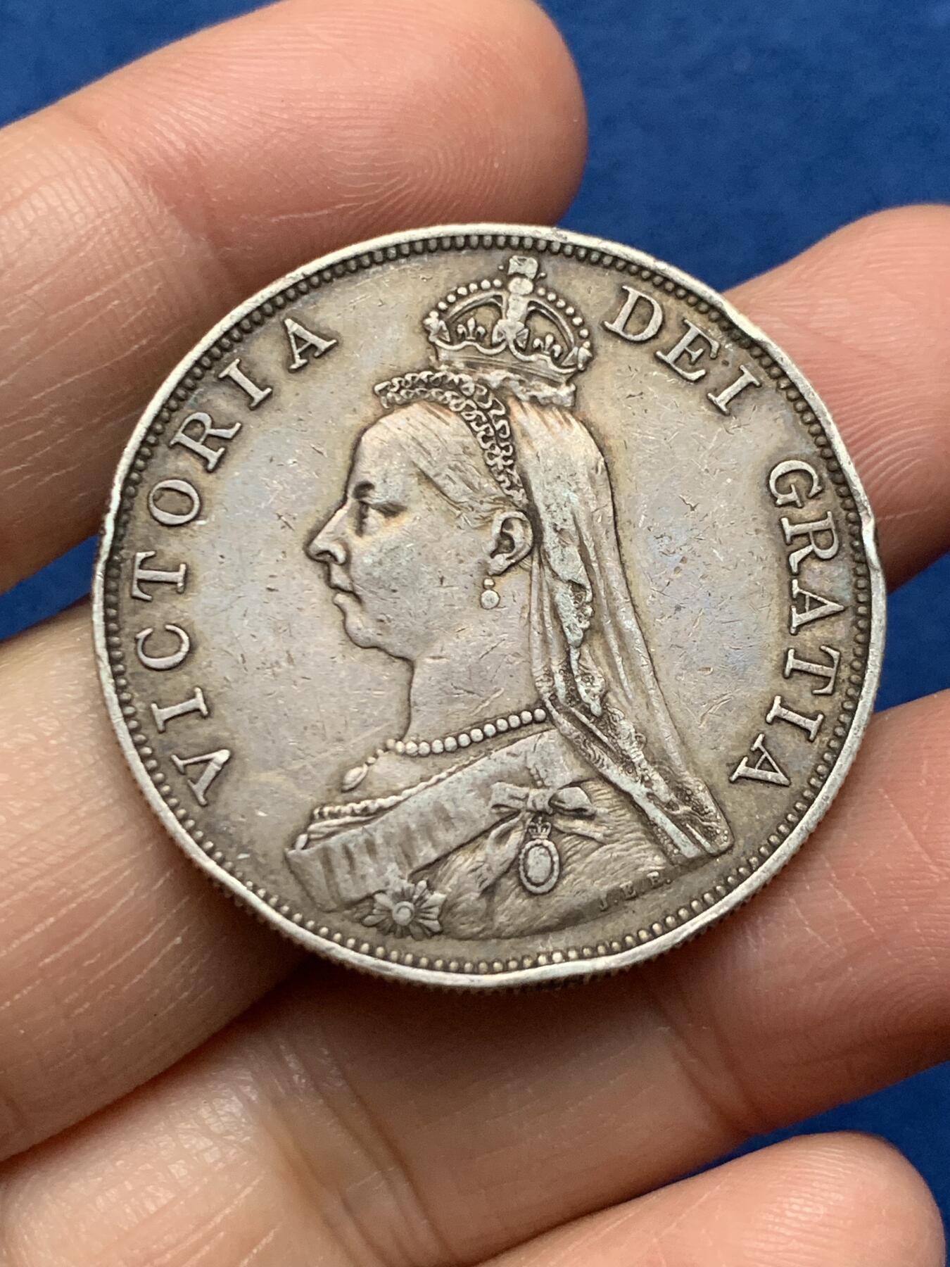 《竞宝斋》第473场 周日，周一 2场连拍 （全场包邮）欢迎送拍 英国 1887年 维多利亚高冠 双弗洛林 4先令银币 22.5克 细节见图