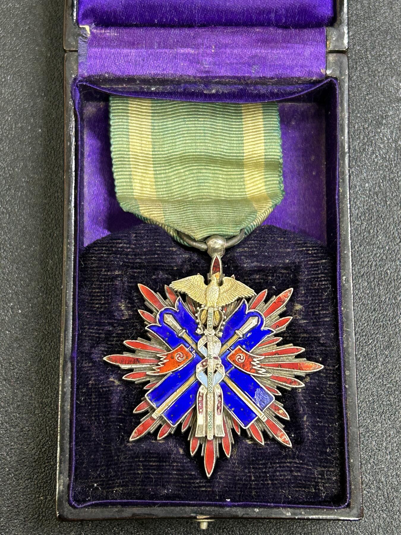 西秦中古拍卖第八十一期  不忘历史·抗战收藏 日本五等金鸟勋章 银制 带原盒