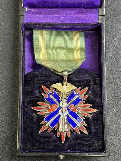 西秦中古拍卖第八十一期  - 不忘历史·抗战收藏 日本五等金鸟勋章 银制 带原盒