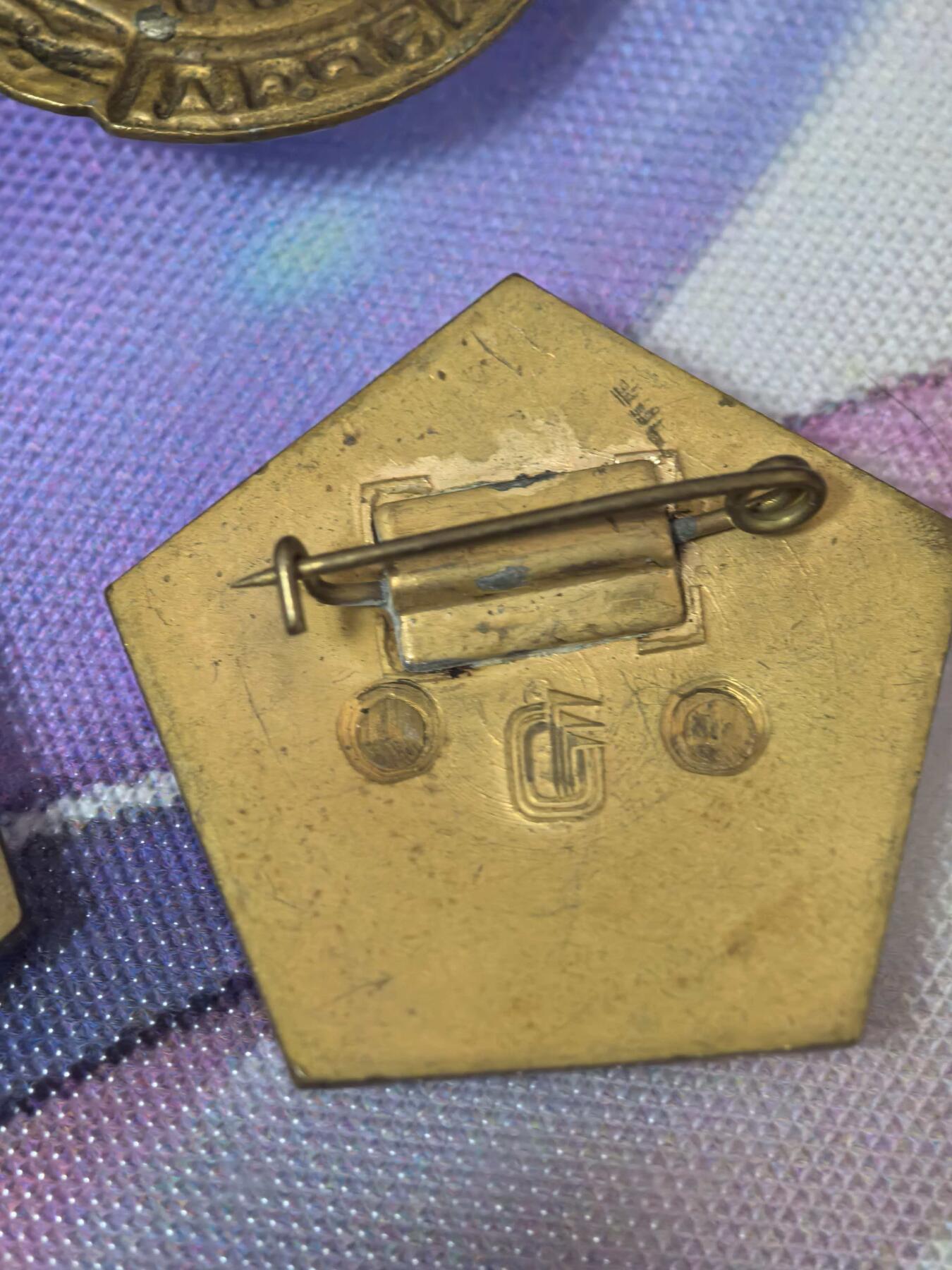 苏联勋章奖章拍卖 本次有亚捏，空军军服，国际运动员等好货 不要错过 3月20日晚上九点结束在麦稀奇 找不到的加我qq或者微信都是184277308备注苏章拍卖。 苏联冠军证章（全苏联锦标赛冠军）（比较少见），全苏竞赛优胜者证章（全国优胜），苏联三级运动员等级证章 都非常漂亮 珐琅完好