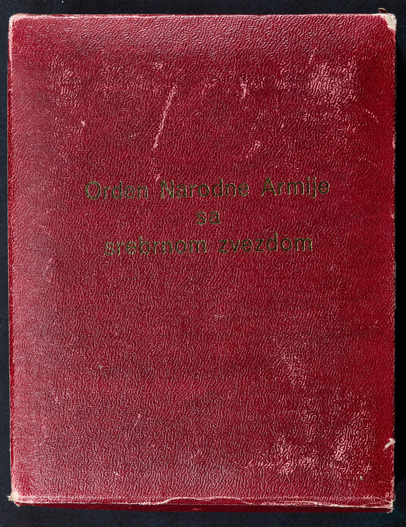 【俄甄集藏】2026年(050)04-01星期三 晚 19:30 全场包邮 南斯拉夫三级人民军勋章，银质局部珐琅，原盒带证，直径：68mm，重量：67.9克，盒体有老化开裂，见详图