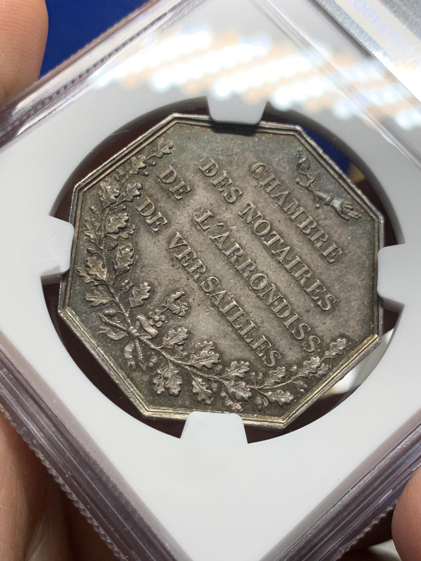 《竞宝斋》第473场 周日，周一 2场连拍 （全场包邮）欢迎送拍 NGC MS61 法国凡尔赛公证人协会银质代币，少见BOW边铭，中央图案为法国国王路易·菲利普一世的侧面头像，头像细节清晰，发丝与冠冕刻画精致，边缘铭文“LOUIS PHILIPPE I ROI DES FRANCAIS”表明其身份。