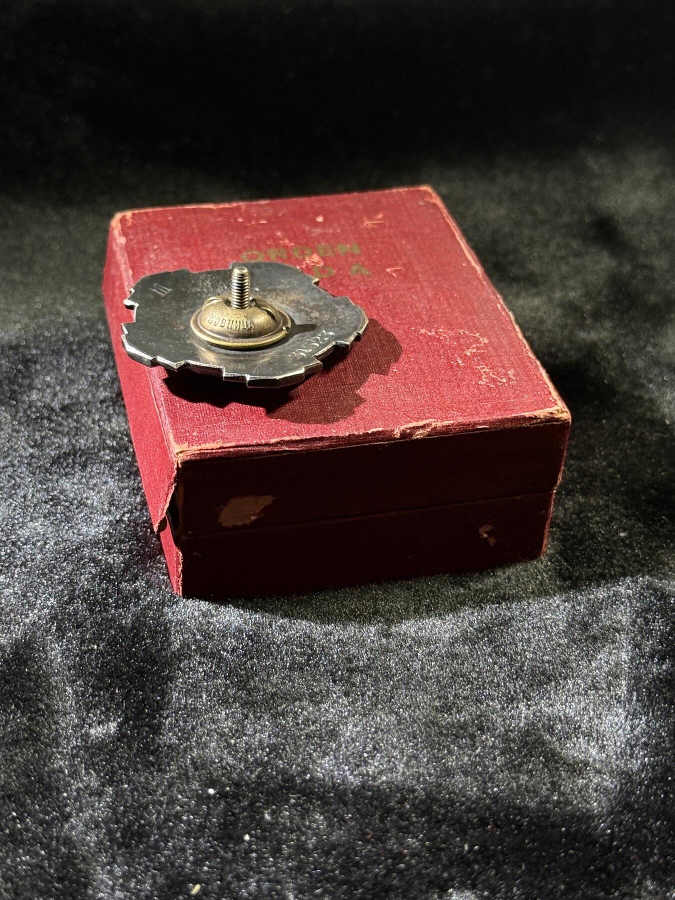 戎马世界章牌大赏，第112期 南斯拉夫三级劳动勋章，极早期小转轮版本，带原盒，盒子有损（这种早期的纸盒子很难保存基本都有点破），包浆厚重