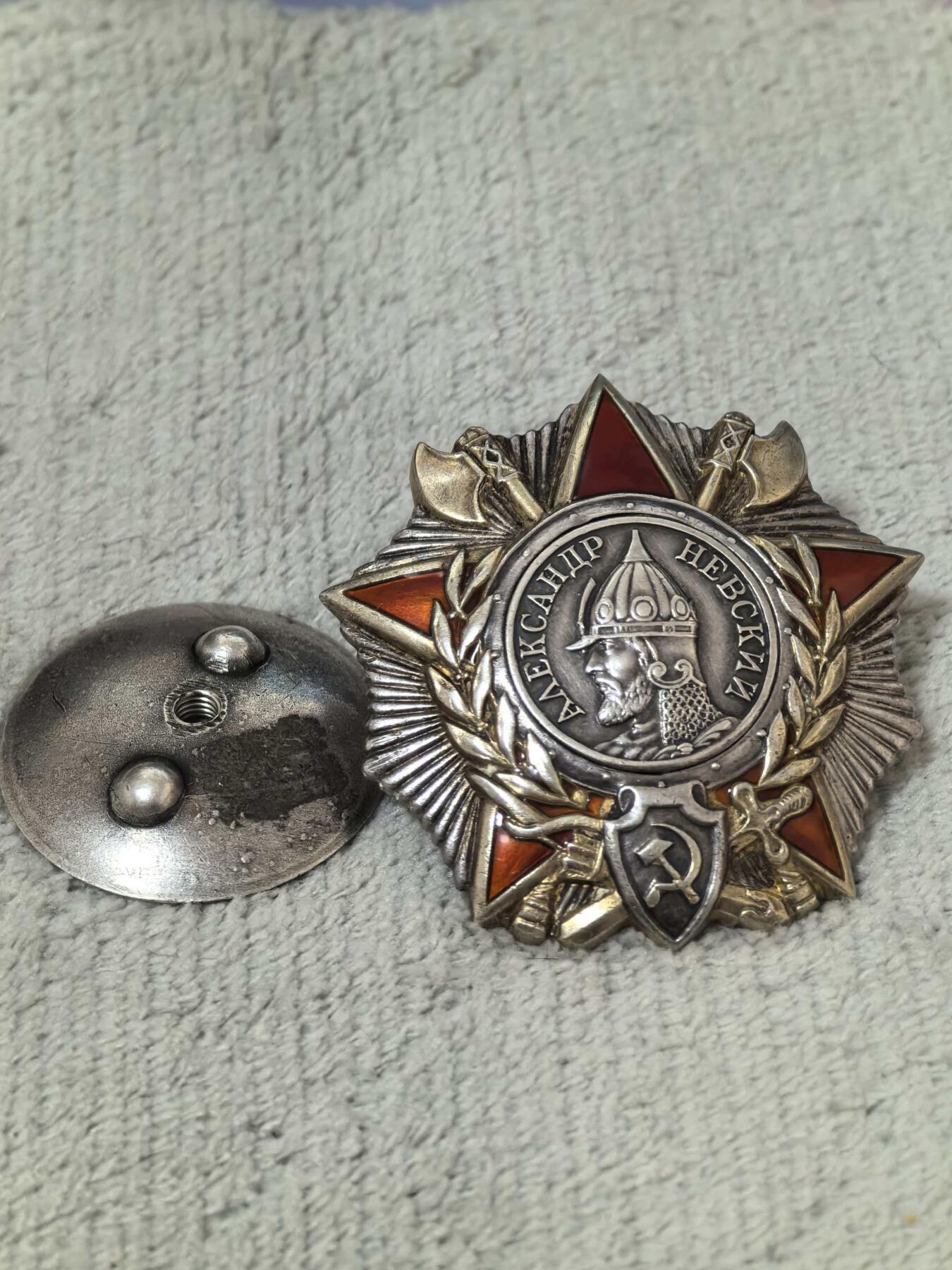 苏联勋章奖章拍卖 本次有亚捏，空军军服，国际运动员等好货 不要错过 3月20日晚上九点结束在麦稀奇 找不到的加我qq或者微信都是184277308备注苏章拍卖。 苏联亚历山大涅夫斯基勋章 19455 珐琅非常好 右边角底部中有微小蹭皮几乎不可见 过渡版本 原配银盖子 刻号不同于后面 它在最下方 厂标也较后期比较清晰紧凑 非常难得的版本 以前购自大西洋 可以提供当时的购买页面参考 介绍更详细 获得者Калашников Николай Иванович 近卫步兵团团副 积弊100+俘虏400+设置口袋战术  