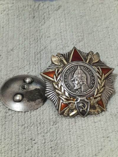 苏联勋章奖章拍卖 本次有亚捏，空军军服，国际运动员等好货 不要错过 3月20日晚上九点结束在麦稀奇 找不到的加我qq或者微信都是184277308备注苏章拍卖。 - 苏联亚历山大涅夫斯基勋章 19455 珐琅非常好 右边角底部中有微小蹭皮几乎不可见 过渡版本 原配银盖子 刻号不同于后面 它在最下方 厂标也较后期比较清晰紧凑 非常难得的版本 以前购自大西洋 可以提供当时的购买页面参考 介绍更详细 获得者Калашников Николай Иванович 近卫步兵团团副 积弊100+俘虏400+设置口袋战术  