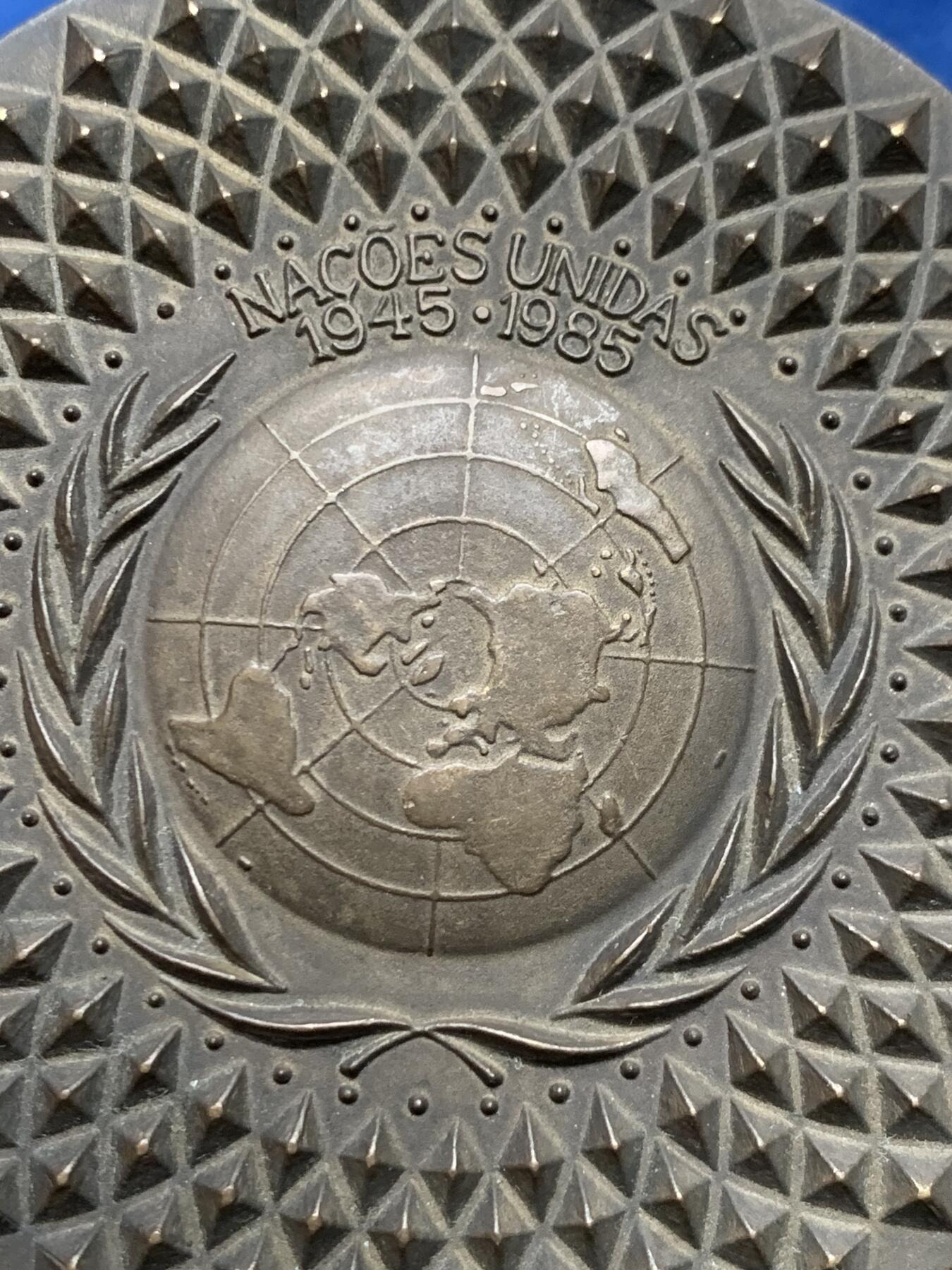 《竞宝斋》第473场 周日，周一 2场连拍 （全场包邮）欢迎送拍 葡萄牙1985年纪念联合国四十周年大铜章，193.3克，直径79.5mm，设计独特，少见品种。