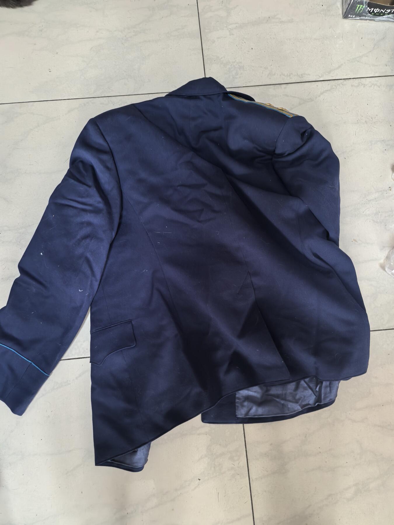 苏联勋章奖章拍卖 本次有亚捏，空军军服，国际运动员等好货 不要错过 3月20日晚上九点结束在麦稀奇 找不到的加我qq或者微信都是184277308备注苏章拍卖。 苏联空军上校军服上衣 大概尺寸175  保存完好 没有破损 领章少一个找不到了其他都很好 右胸有几个佩戴勋章的眼 衣服可以说保存的非常好照片一起给不保证是本人 20✘25大尺寸