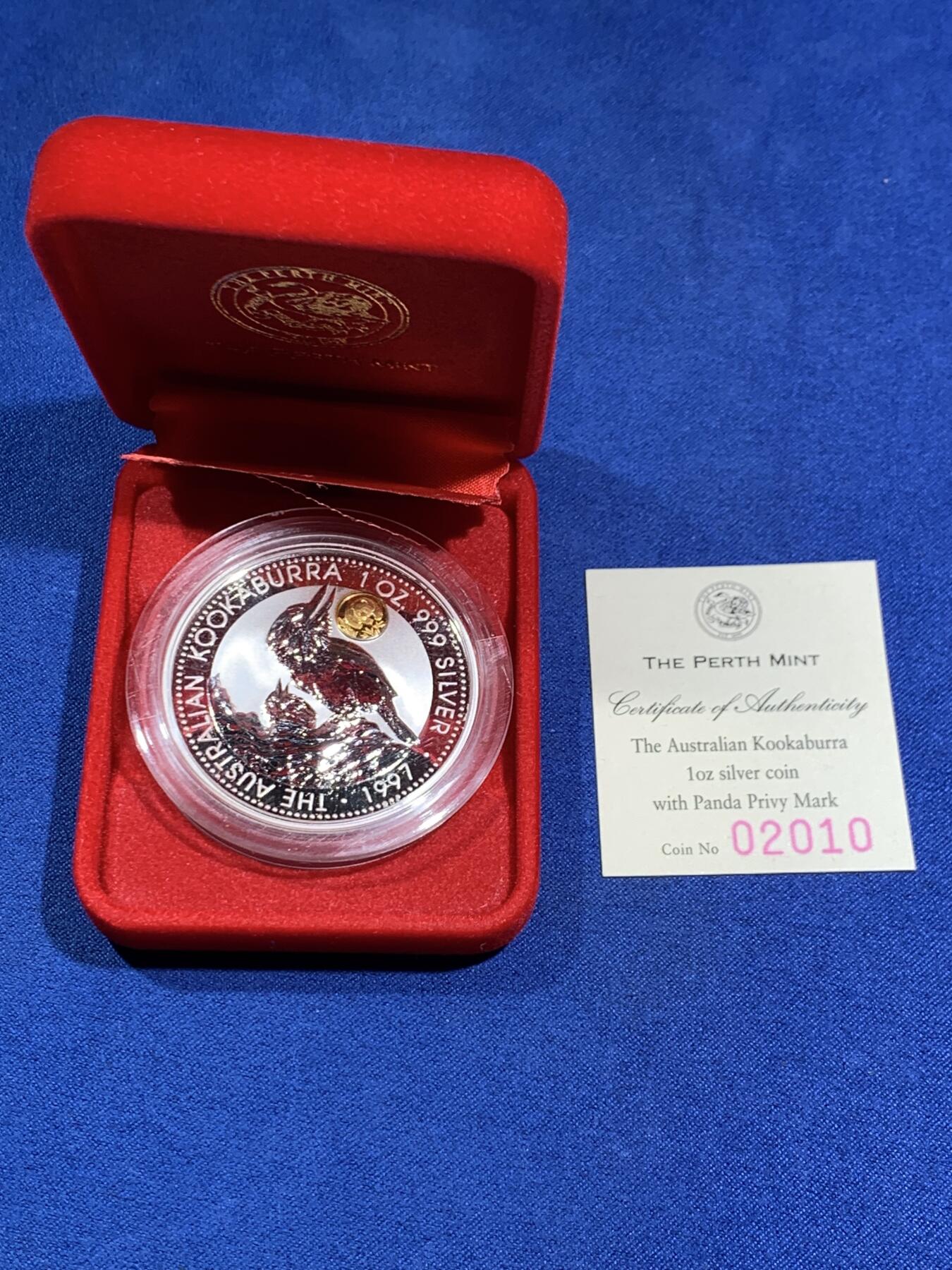 《竞宝斋》第473场 周日，周一 2场连拍 （全场包邮）欢迎送拍 澳大利亚 1997年 笑翠鸟 熊猫镶嵌银币 含纯银1盎司999银 镶嵌部分重约0.5克黄金