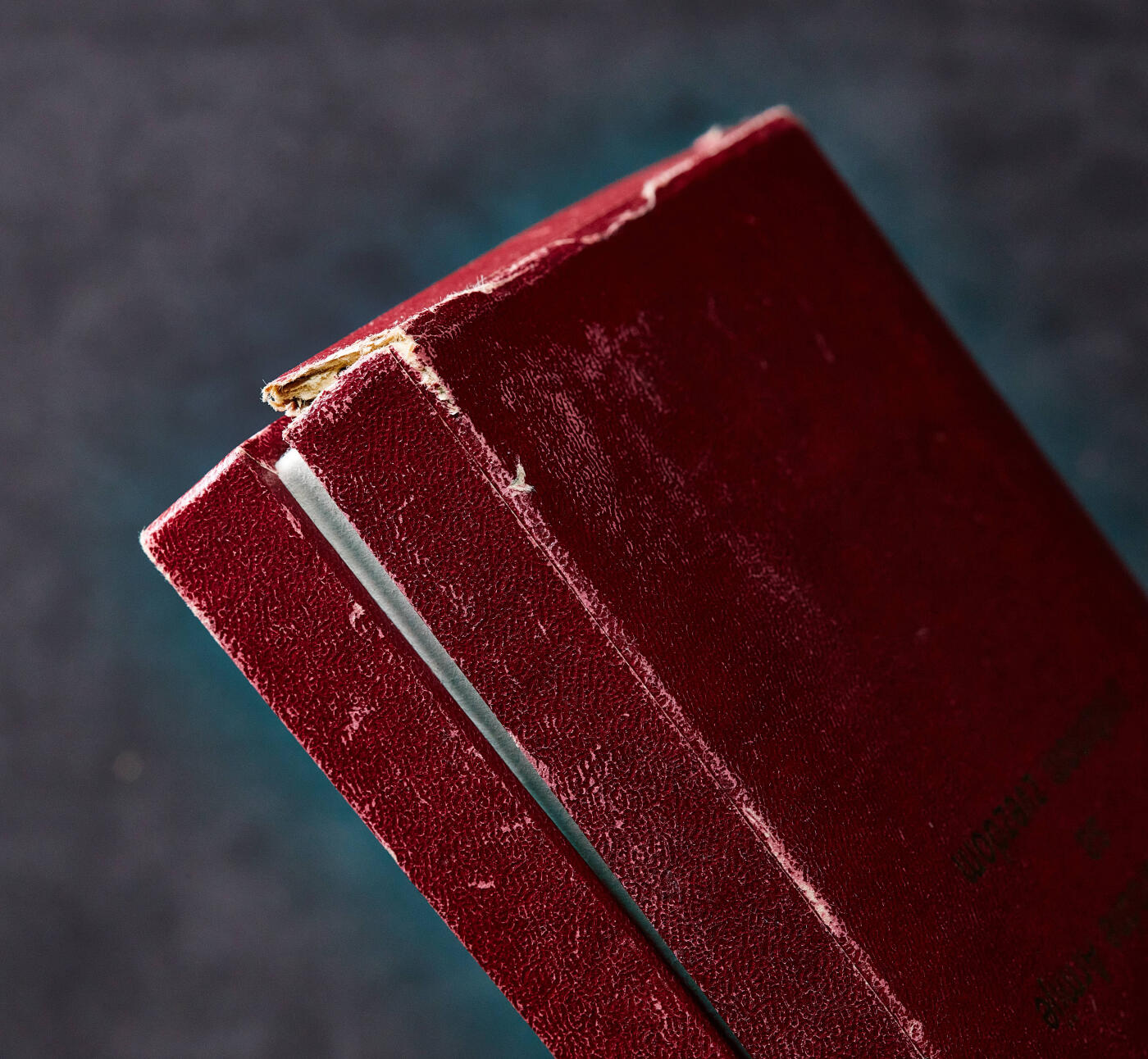 【俄甄集藏】2026年(050)04-01星期三 晚 19:30 全场包邮 南斯拉夫三级人民军勋章，银质局部珐琅，原盒带证，直径：68mm，重量：67.9克，盒体有老化开裂，见详图