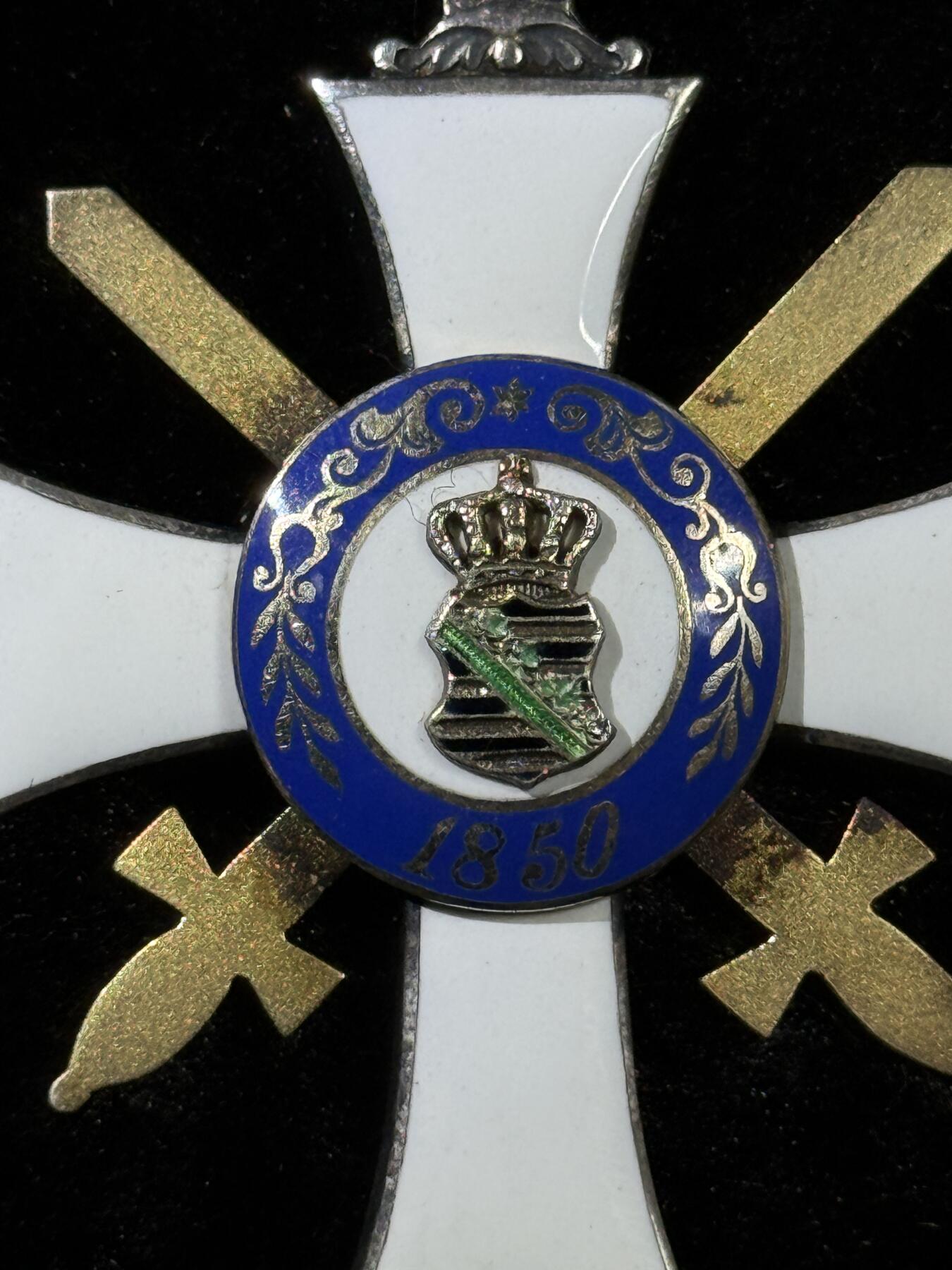 戎马世界章牌大赏，第112期 萨克森王国阿尔伯特勋章，军事版骑士二级，1850年12月31日由萨克森国王Frederick Augustus II设立，以纪念他的前任大公Albert III逝世350周年，1866年因普奥战争增加双剑，授予军事英勇功绩。