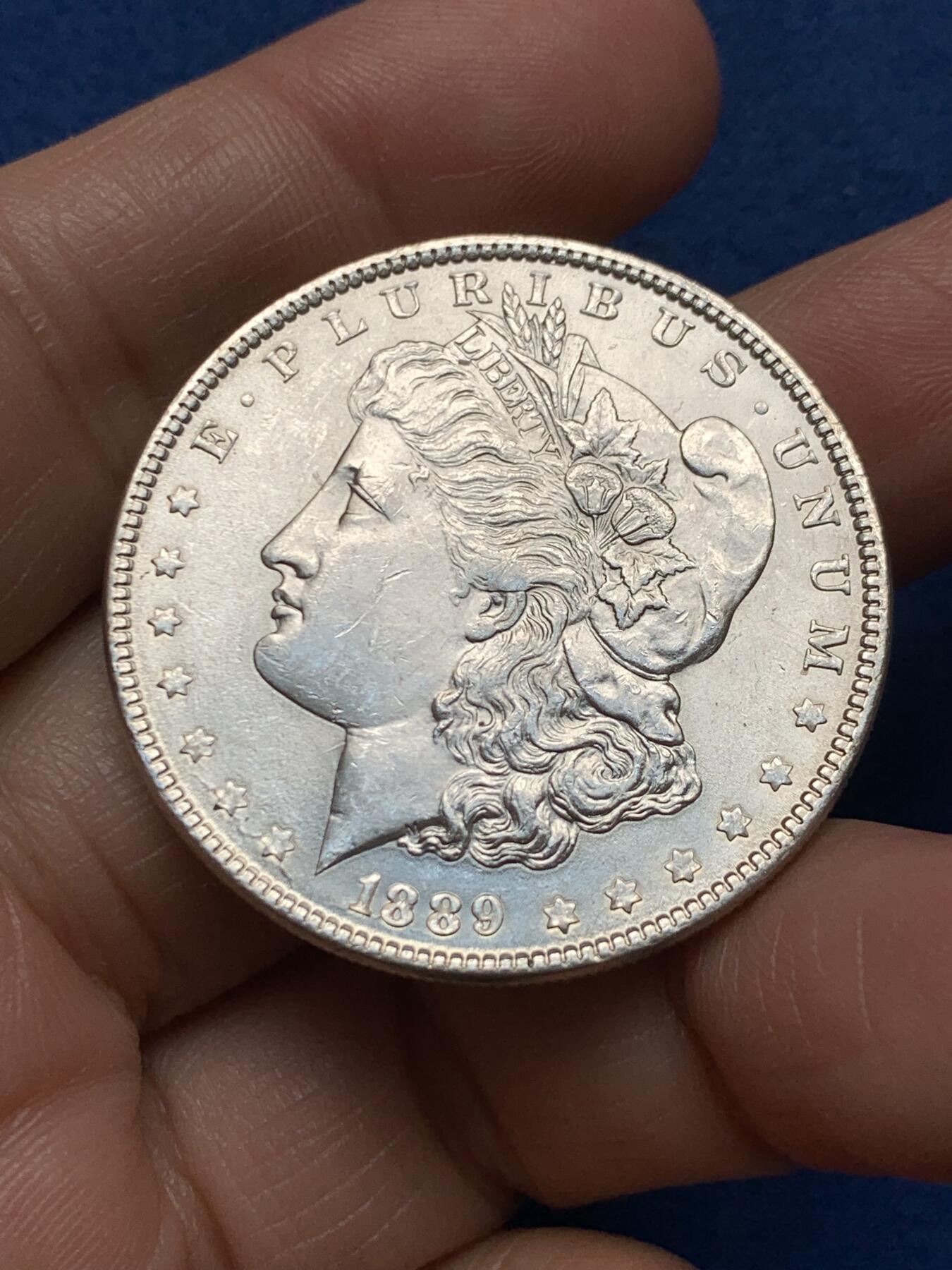 《竞宝斋》第473场 周日，周一 2场连拍 （全场包邮）欢迎送拍 美国 1889年 摩根 1美元 银币，转光不错