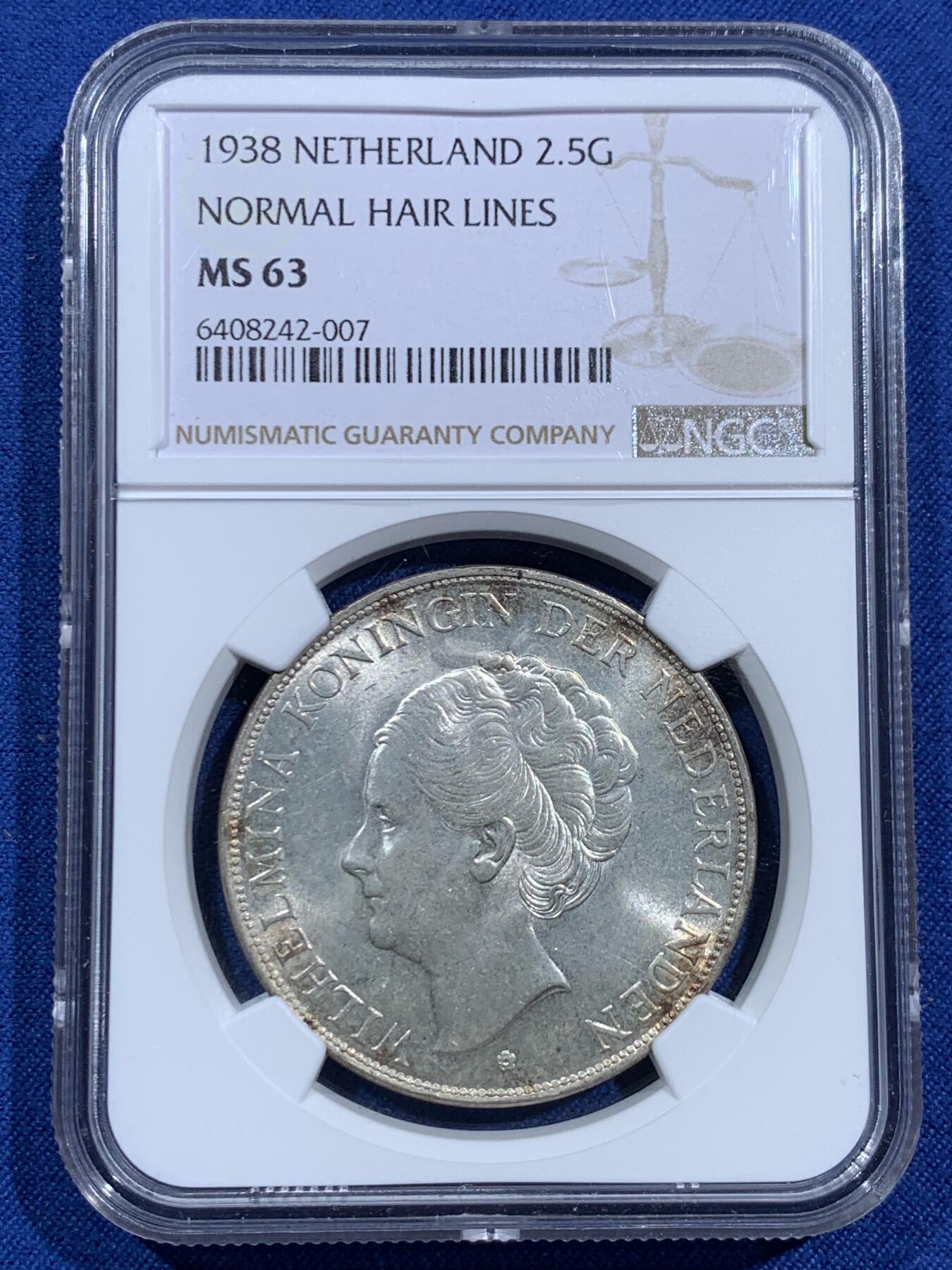 《竞宝斋》第473场 周日，周一 2场连拍 （全场包邮）欢迎送拍 NGC MS63 荷兰1938年威廉明娜女王2.5盾大银币，银光曜曜，丝滑车轮光。荷兰主币大银，流通充分，高分难度很大，季军分，更高仅2枚。此前稀奇拍过一枚同年65，两千多成交。此枚观感非常好，性价比极佳