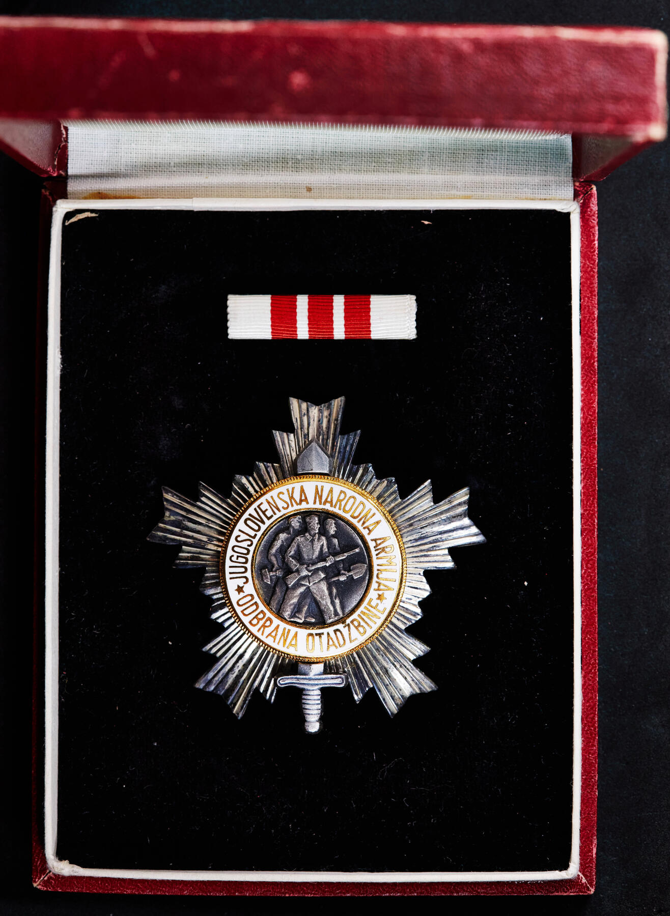 【俄甄集藏】2026年(050)04-01星期三 晚 19:30 全场包邮 南斯拉夫三级人民军勋章，银质局部珐琅，原盒带证，直径：68mm，重量：67.9克，盒体有老化开裂，见详图