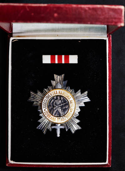 【俄甄集藏】2026年(050)04-01星期三 晚 19:30 全场包邮 - 南斯拉夫三级人民军勋章，银质局部珐琅，原盒带证，直径：68mm，重量：67.9克，盒体有老化开裂，见详图