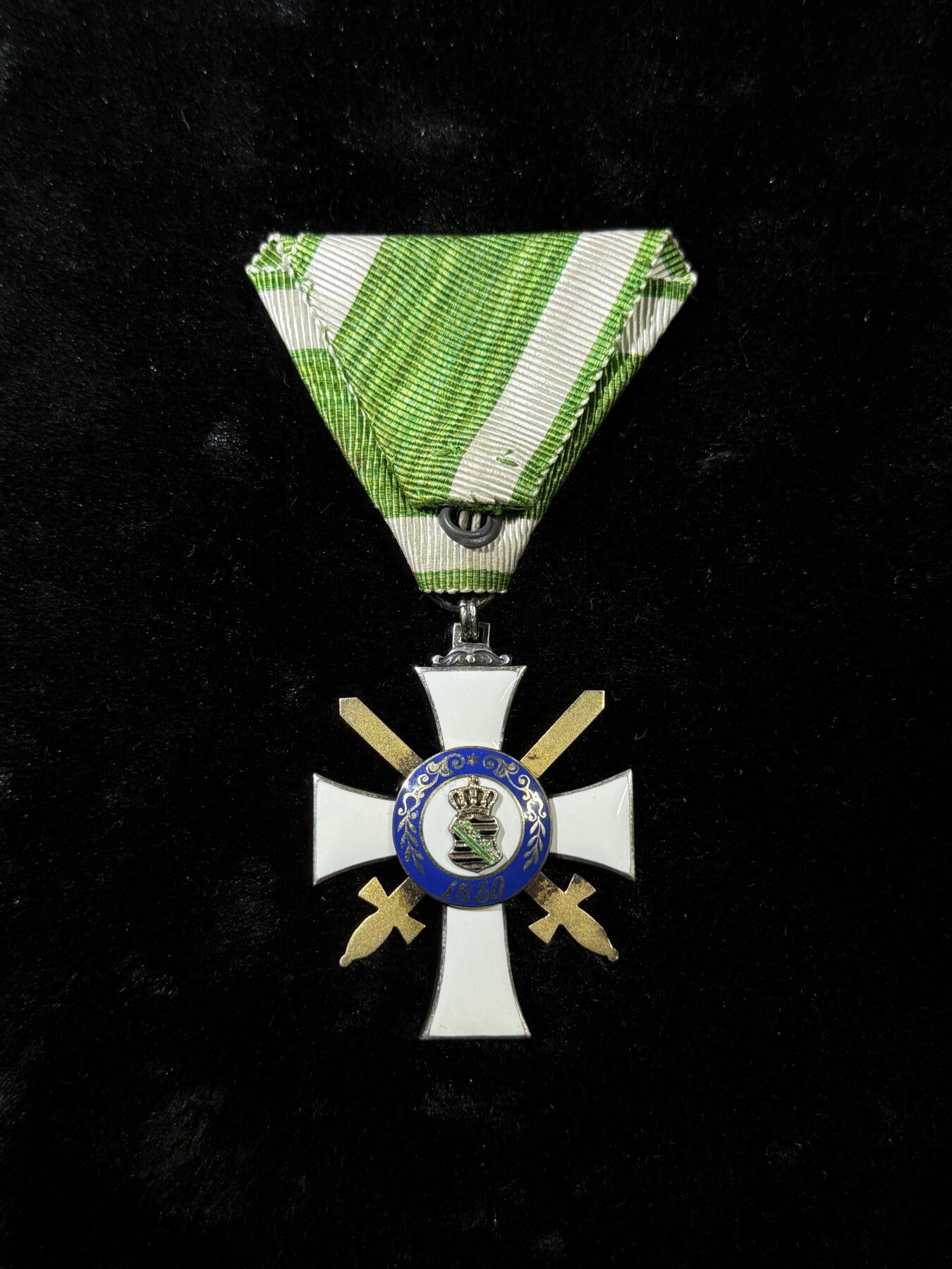 戎马世界章牌大赏，第112期 萨克森王国阿尔伯特勋章，军事版骑士二级，1850年12月31日由萨克森国王Frederick Augustus II设立，以纪念他的前任大公Albert III逝世350周年，1866年因普奥战争增加双剑，授予军事英勇功绩。