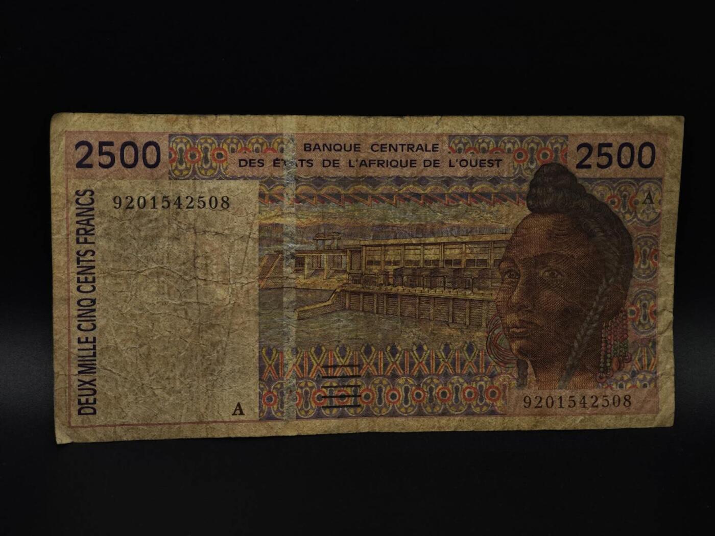  【淘币小摊】限时拍第八百八十四拍   纸币场    每周一统一发货 中非2500法郎纸币【有折】