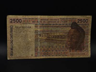  【淘币小摊】限时拍第八百八十四拍   纸币场    每周一统一发货 - 中非2500法郎纸币【有折】