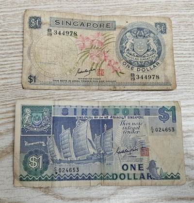 【币将精彩】纸币杂项拍卖（2026-4-27） 新加坡1元纸币两枚旧票品如图 说明:外币旧票，均有折痕，污损，裂口，过水等瑕疵，品如图。
