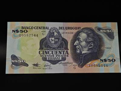  【淘币小摊】限时拍第八百八十四拍   纸币场    每周一统一发货 - 乌拉圭50比索纸币【有折】