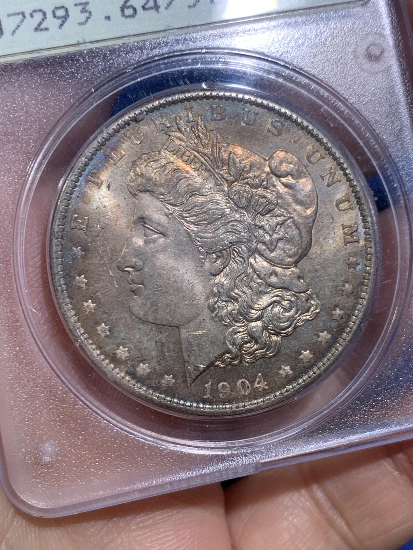 《竞宝斋》第473场 周日，周一 2场连拍 （全场包邮）欢迎送拍 PCGS MS64PL 美国1904-O 摩根1美元大银币，绝版初代P盒，盒子历史就已近40年。 PL大多是白币，彩币出PL极难，此枚绚丽五彩+PL镜面+绝版盒，真正藏家品质，摇摇乐不可多得的品种